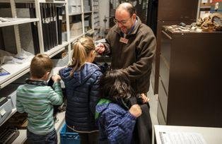 Kinder erhalten Überraschungstaschen von Workshop-Leitung Mario Puhane