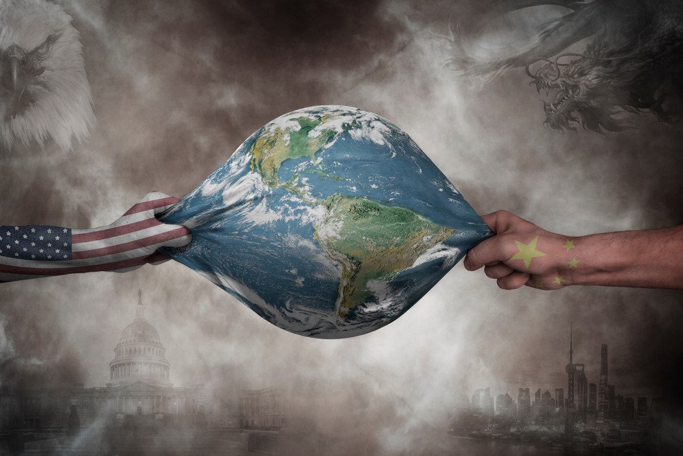 Symbolbild f&uuml;r das Ende der freien Weltwirtschaft. Machtkampf zwischen USA und China, Erde wird gezerrt, Photomontage