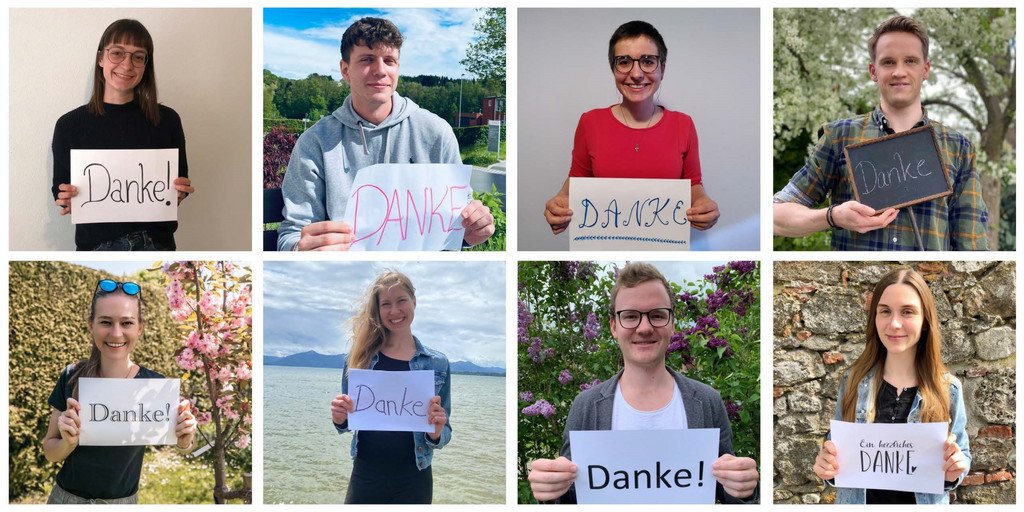 Stipendiatinnen und Stipendiaten des Deutschlandstipendiums halten ein Schild mit "Danke" in die Kamera. 