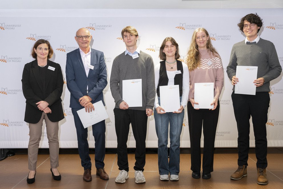 Deutschlandstipendiatinnen und -stipendiaten der Passauer Universit&auml;tsstiftung aus dem F&ouml;rderjahr 2025/26 mit dem Gesch&auml;ftsf&uuml;hrer Thomas Werrlein und Vizepr&auml;sidentin Prof. Dr. Bettina Noltenius