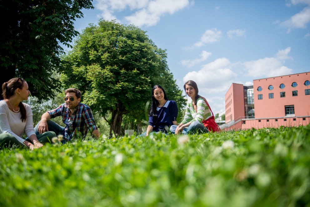 Studierende der Universit&auml;t Passau auf der Innwiese