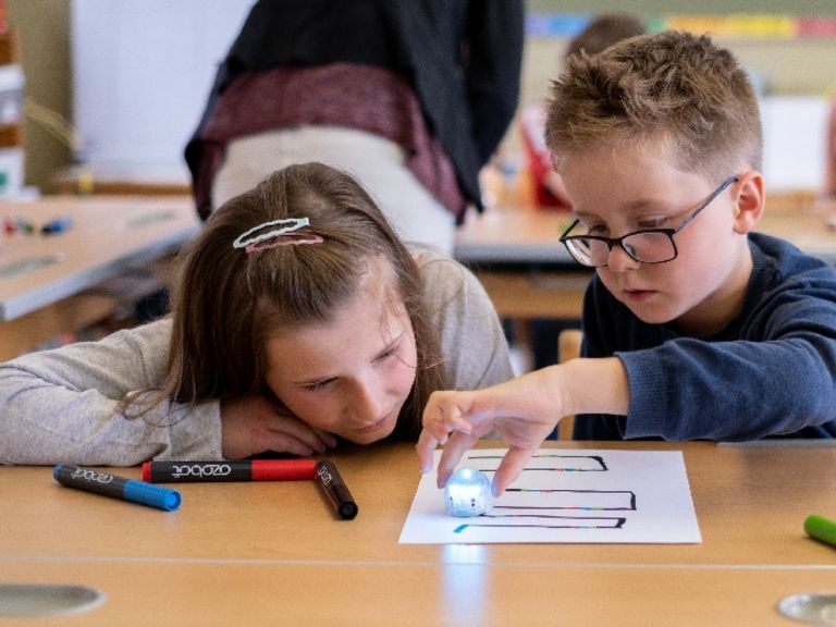 INTERREG-Projekt Informatikkoffer testet kleine Lernroboter an Grundschulen im Grenzgebiet
