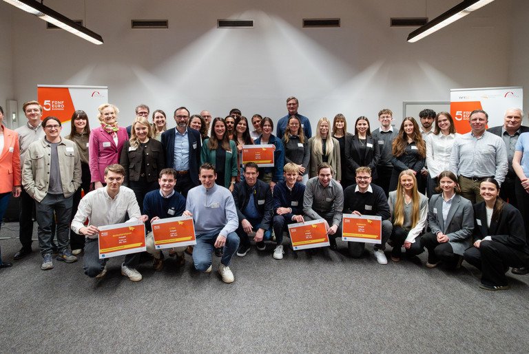 Die Siegerinnen und Sieger des 5-Euro-Business-Wettbewerbs; Foto: Stefan Winterstetter