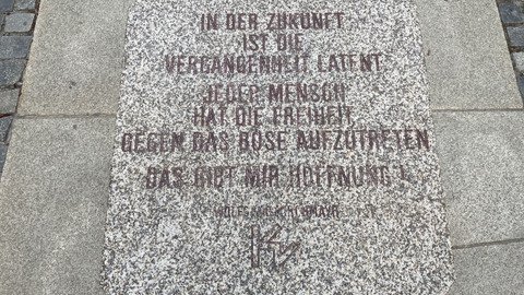 [Translate to Tschechisch:] Nahaufnahme des Granitwürfels von oben herab