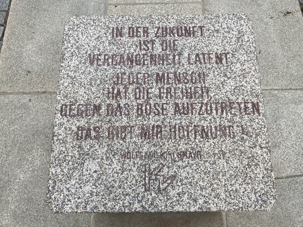 Nahaufnahme des Granitw&uuml;rfels von oben herab