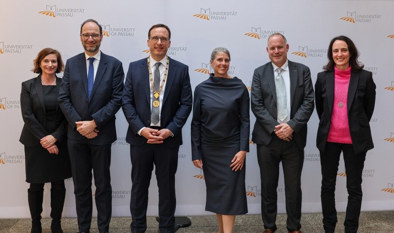 Der neue Pr&auml;sident und sein Team bei der Amts&uuml;bergabe: (v.l.) Vizepr&auml;sidentin Prof. Dr. Bettina Noltenius, Vizepr&auml;sident Prof. Dr. Harald Kosch, der neue Pr&auml;sident Prof. Dr. Jan Hendrik Schumann mit Amtskette, die Kanzlerin Barbara Tasch, Vizepr&auml;sident Prof. Dr. Maximilian Sailer, Vizepr&auml;sidentin Prof. Dr. Daniela Wawra; Foto: Universit&auml;t Passau/Braml.