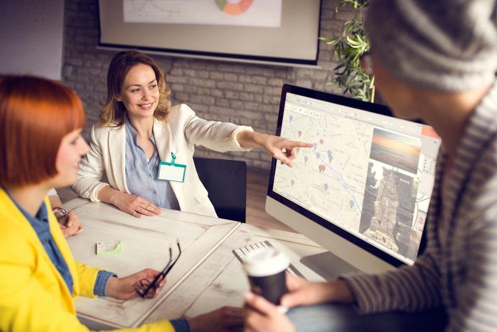 Bildquelle: luckybusiness – stock.adobe.com Beratungsgespräch in einem Reisebüro