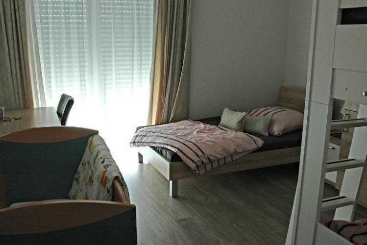 Ein leeres Zimmer im Frauenhaus Passau. Zehn Schutzpl&auml;tze stehen insgesamt zur Verf&uuml;gung. - Fotos: Stattenberger  