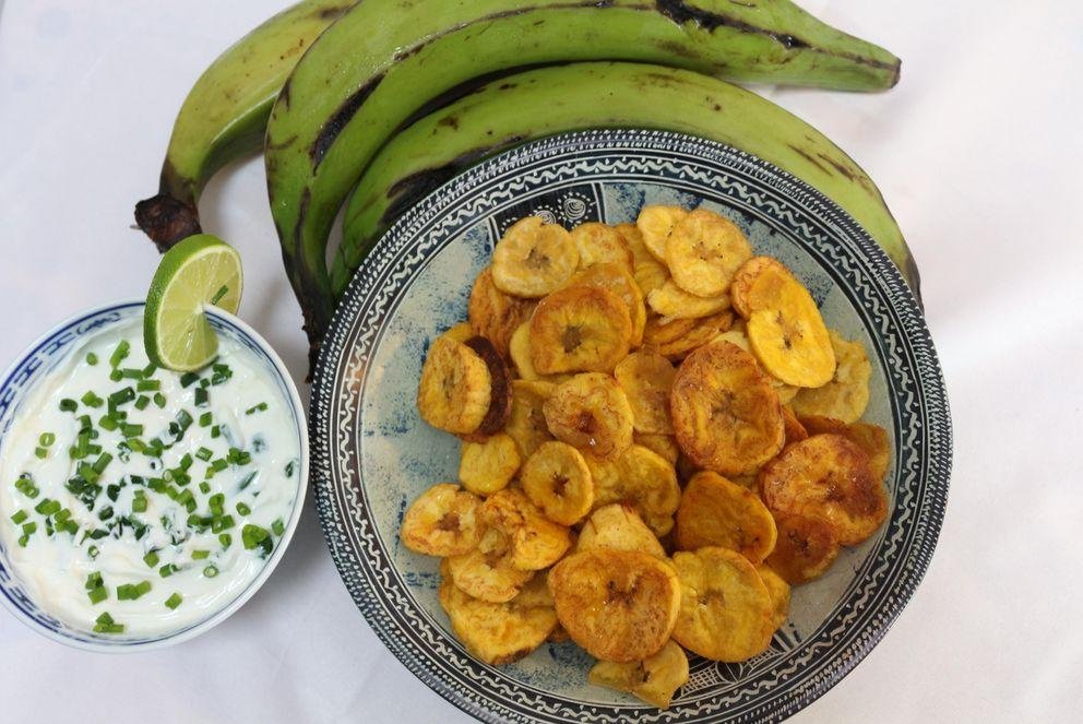 Abbildung Kochbananenchips mit Sour-Cream Dip. Abbildung Kochbananenchips mit Sour-Cream Dip.