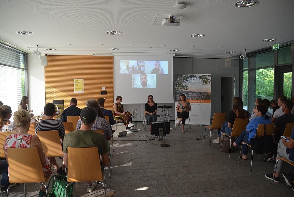 Podiumsdiskussion „EU Foreign Policy: Is There a Future for the Eastern Partnership”: Im Raum (v.l.n.r.): Florence Ertel, Dr. Magda Arsenyan, Constanze Aka. Im Zoom-Meeting: Mihai Mogildea und Marta Wytrykowska. Foto: Christina Engl 