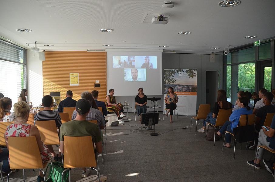 Podiumsdiskussion „EU Foreign Policy: Is There a Future for the Eastern Partnership”: Im Raum (v.l.n.r.): Florence Ertel, Dr. Magda Arsenyan, Constanze Aka. Im Zoom-Meeting: Mihai Mogildea und Marta Wytrykowska. Foto: Christina Engl 