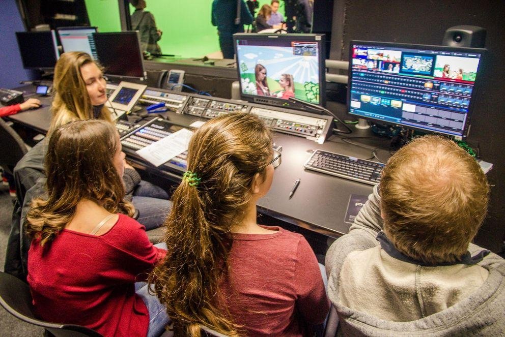Schüler*innen bei der Medien-Arbeit Schüler*innen bei der Medien-Arbeit