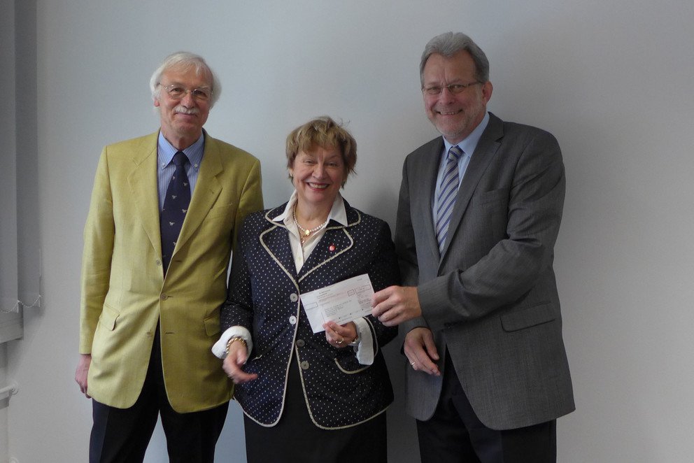 Dr. Heinz Kuhls, Renate Braun und Pr&auml;sident Prof. Dr. Burkhard Freitag bei der Spenden&uuml;bergabe.