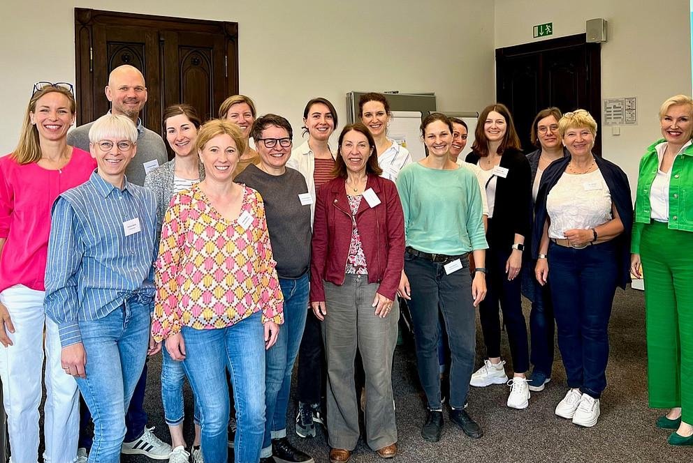 Die Universität Passau war am 24. Mai Gastgeberin des Netzwerktreffens der Familienservicestellen an bayerischen Universitäten und Hochschulen. Marie-Helene Wünsch, Leiterin des Familienservices an der Universität Passau (links im Bild) und Professorin Christina Hansen, Vizepräsidentin für Internationales und Diversity an der Universität Passau (rechts im Bild), Foto: Universität Passau