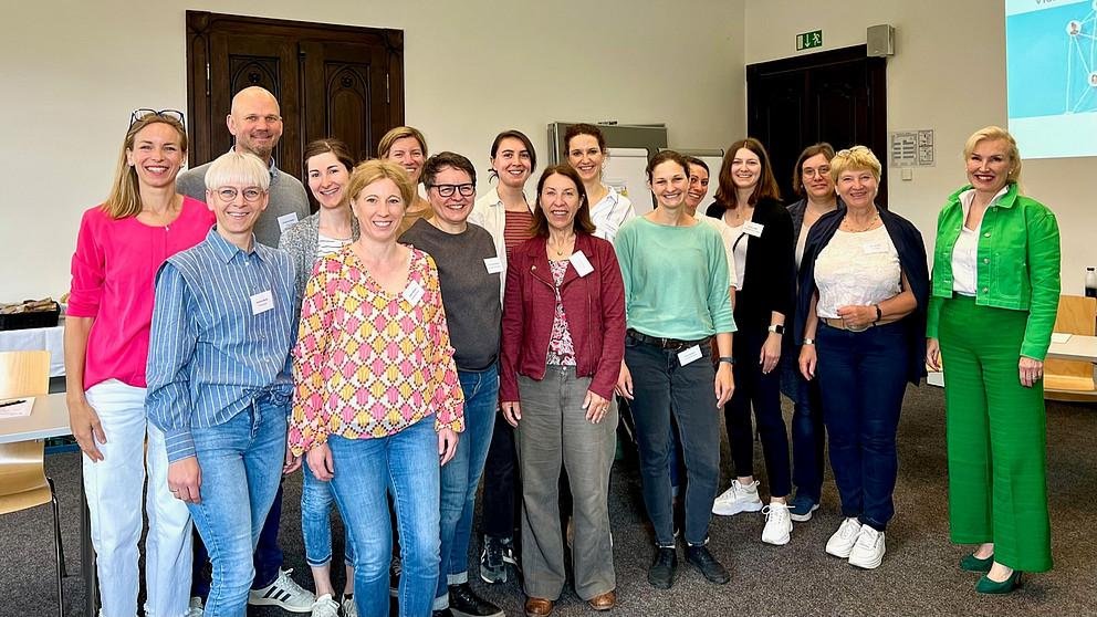 Die Universität Passau war am 24. Mai Gastgeberin des Netzwerktreffens der Familienservicestellen an bayerischen Universitäten und Hochschulen. Marie-Helene Wünsch, Leiterin des Familienservices an der Universität Passau (links im Bild) und Professorin Christina Hansen, Vizepräsidentin für Internationales und Diversity an der Universität Passau (rechts im Bild), Foto: Universität Passau