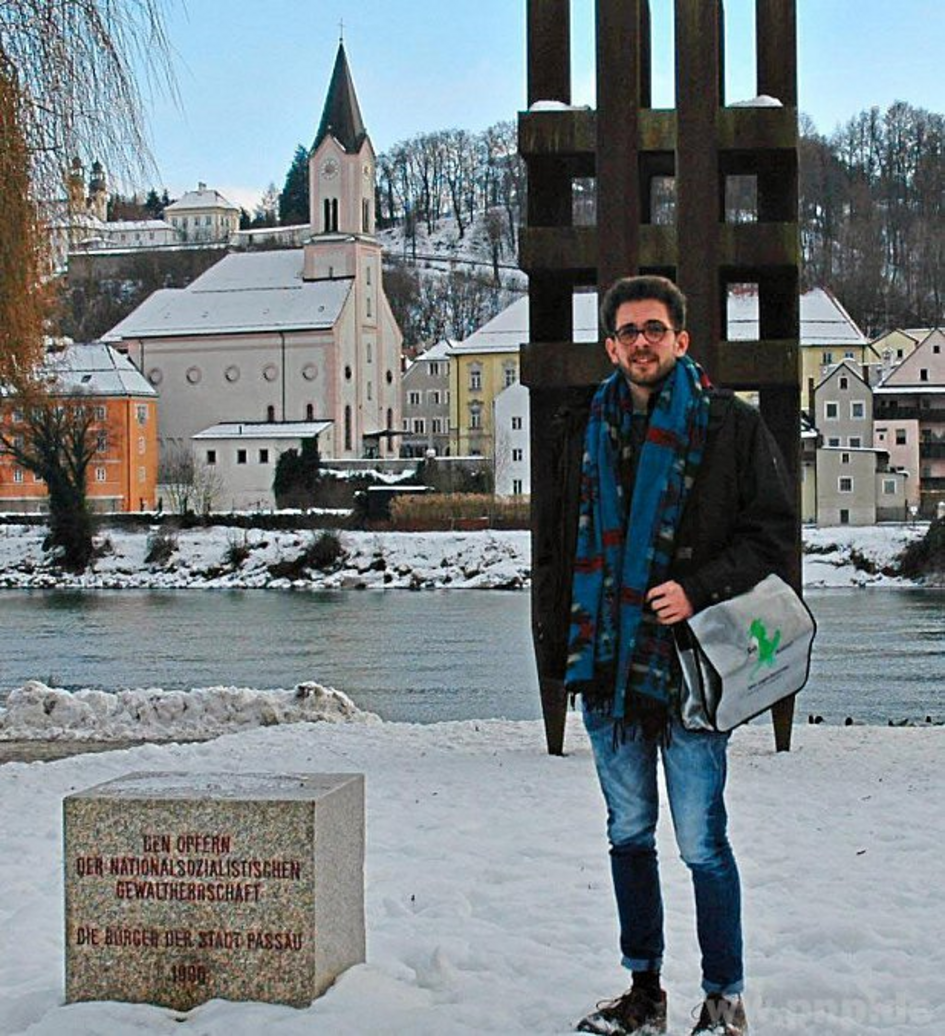 Aljoscha Seipel vor dem Mahnmal der NS-Opfer. -Foto: Munzinger