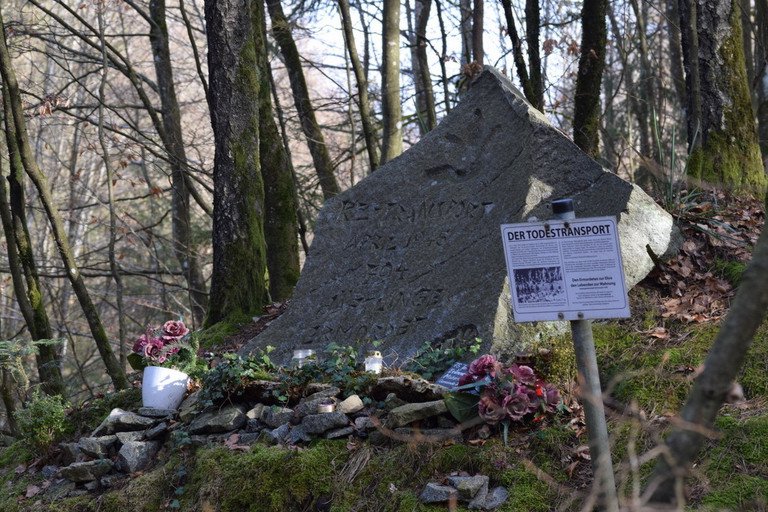 Dekoratives Bild der Kachel 'Das Mahnmal von 1984'