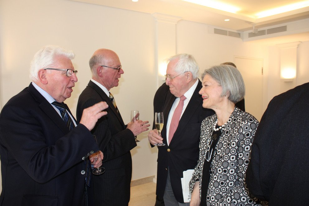 Prof. Dr. Dr. h.c. Heinrich Oberreuter, Bundestagspr&auml;sident Prof. Dr. Norbert Lammert, der ehemalige Ministerpr&auml;sident von Rheinland-Pfalz und sp&auml;ter Th&uuml;ringen Bernhard Vogel und Pr&auml;sidentin Prof. Dr. Carola Jungwirth im Gespr&auml;ch anl&auml;sslich der &Uuml;bergabe des ersten Bandes des Staatslexikons. Foto: Verlag Herder GmbH.