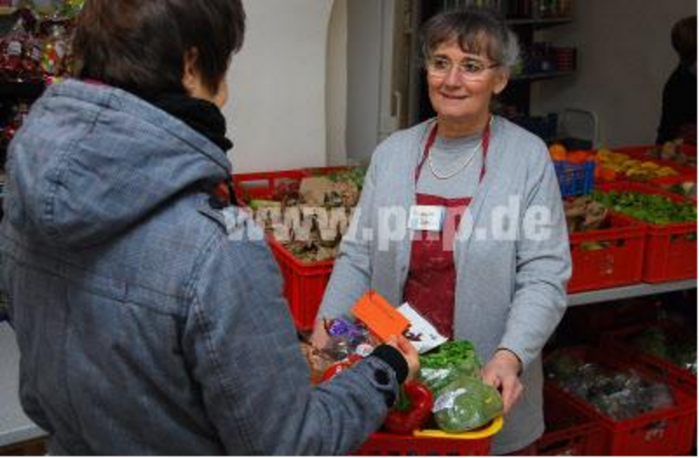 Lebensnotwendige Hilfe: Die Vorsitzende des Vereins „Passauer Tafel e.V.“, Reinhilde Keilbach (r.), übergibt einen Korb mit Gemüse, Obst, Milch und Schokolade an eine Frau. Nach Weihnachten hat die Tafel viele Süßigkeiten zu verteilen, weil die Ge Lebensnotwendige Hilfe: Die Vorsitzende des Vereins „Passauer Tafel e.V.“, Reinhilde Keilbach (r.), übergibt einen Korb mit Gemüse, Obst, Milch und Schokolade an eine Frau. Nach Weihnachten hat die Tafel viele Süßigkeiten zu verteilen, weil die Ge