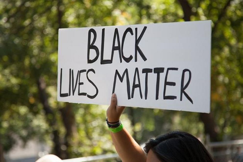 Bild eines Schilds mit der Aufschrift "Black Lives Matter" bei den Protesten in den USA; Adobe Stock
