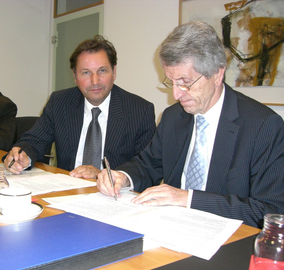 Bo Andersson (links) und Prof. Walter Schweitzer unterzeichnen den Kooperationsvertrag zwischen GM und der Universit&auml;t Passau.
Von links: Elliot Swiss, Prof. Dr. Rolf B&uuml;hner, Tonya Hallet, Tom McMillen, Prof. Dr. Walter Schweitzer, Bo Andersson, Prof. Dr. Marc Fischer, Ksenia Komyagina, Prof. Dr. Klaus Dittmar Haase.