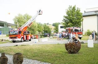 Blickfang - insbesondere für Kinder: die studentische Feuerwehr auf dem Uni-Campus.