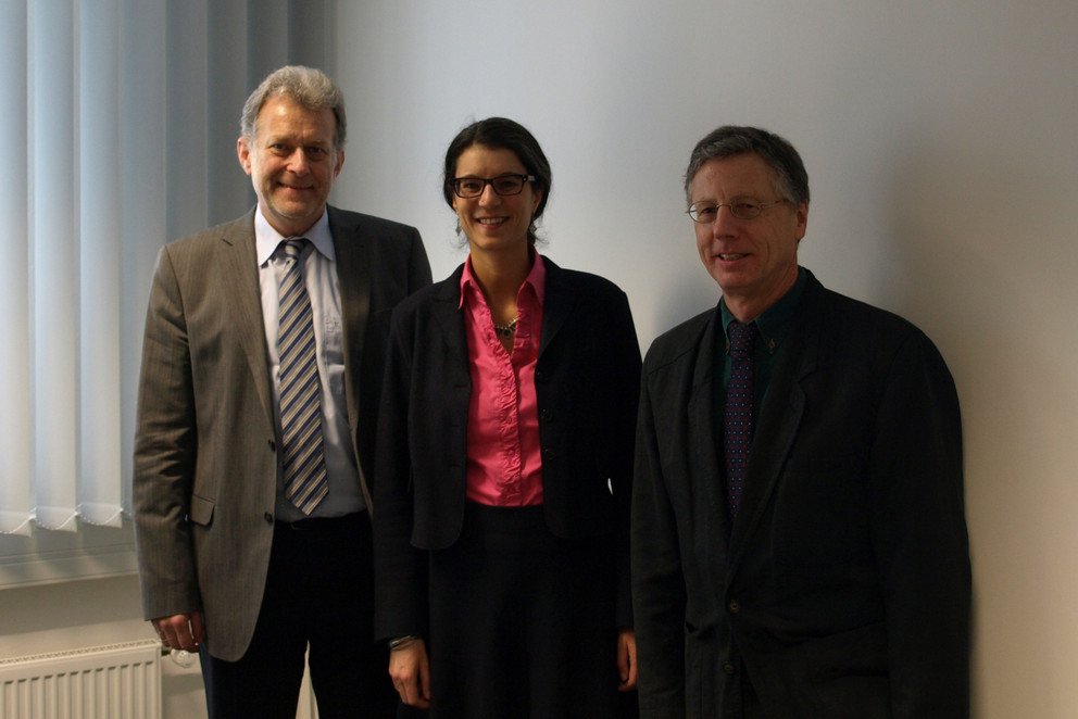Prof. Dr. Martina Aruna Padmanabhan mit Pr&auml;sident Prof. Dr. Burkhard Freitag (l.) und Prof. Dr. R&uuml;diger Harnisch, Dekan der Philosophischen Fakult&auml;t.