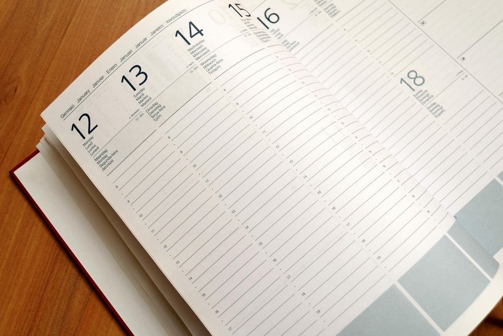 Das Bild zeigt ein aufgeschlagenes Kalenderbuch.