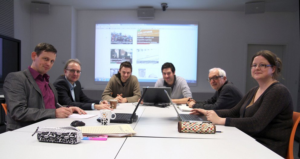 Kickoff-Treffen im Multimedia-Labor des ZMK mit (v.l.) Jan Schriever (Universit&auml;t Passau), Georg Seppmann (vhb), Michael Schieder (KU Eichst&auml;tt-Ingolstadt), Michael Hauser, Prof. Dr. Guido Pollak und Melanie Bauer (alle Universit&auml;t Passau). Foto: Universit&auml;t Passau