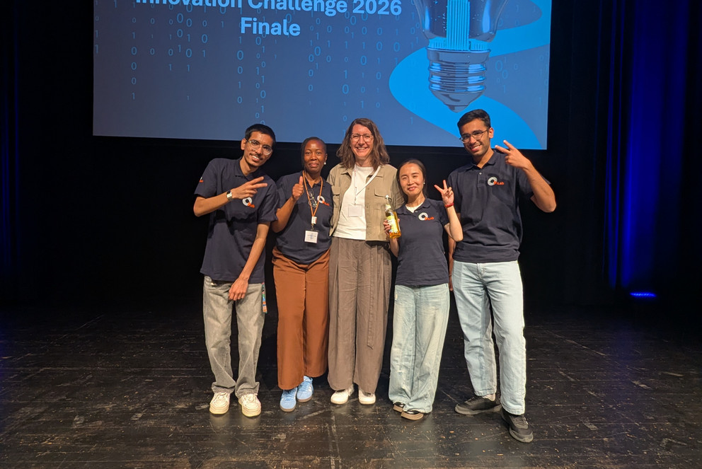 Das vierk&ouml;pfige studentische Team mit Dr. Verena K&ouml;stler (Mitte) bei der Abschlussveranstaltung in Landau a. d. Isar; Foto: Universit&auml;t Passau.
