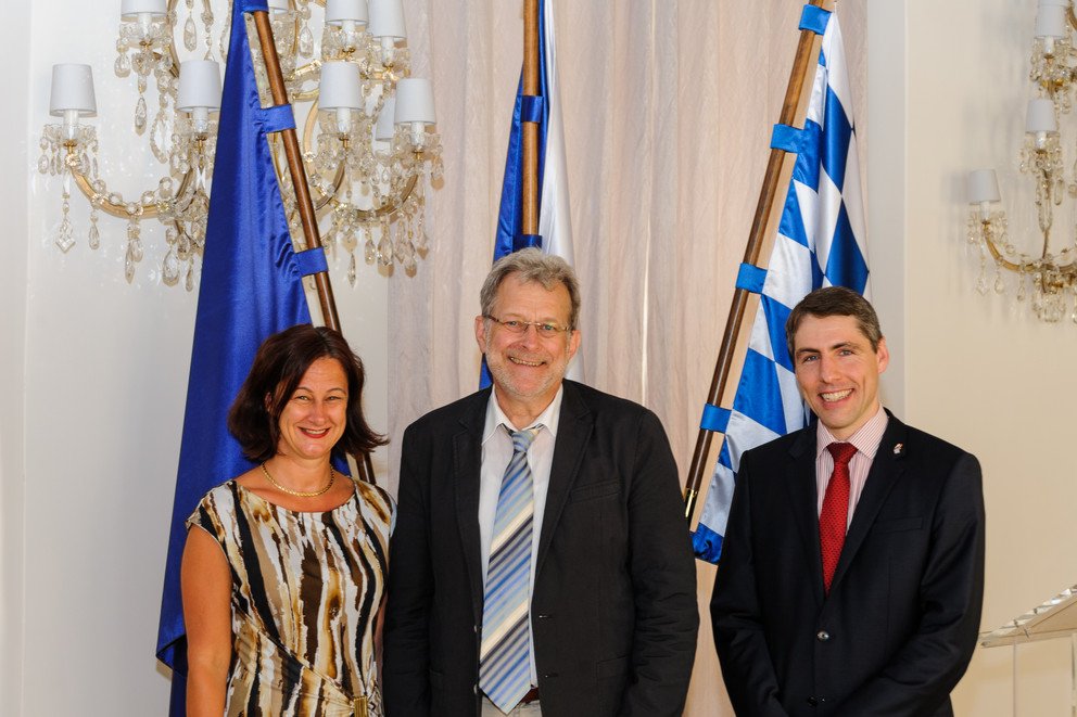 Bildhinweis: Pr&auml;sident Prof. Dr. Burkhard Freitag und Vizepr&auml;sidentin Prof. Dr. Ursula Reutner mit Dr. Hannes Lachmann (r.), dem Leiter der bayerischen Repr&auml;sentanz in Prag. Foto: Universit&auml;t Passau.