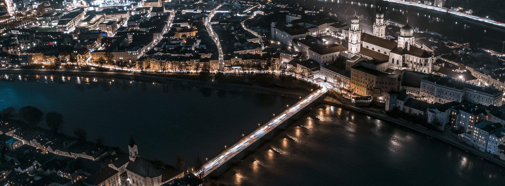 Luftbild der Altstadt von Passau mit der Marienbr&uuml;cke im Vordergrund
