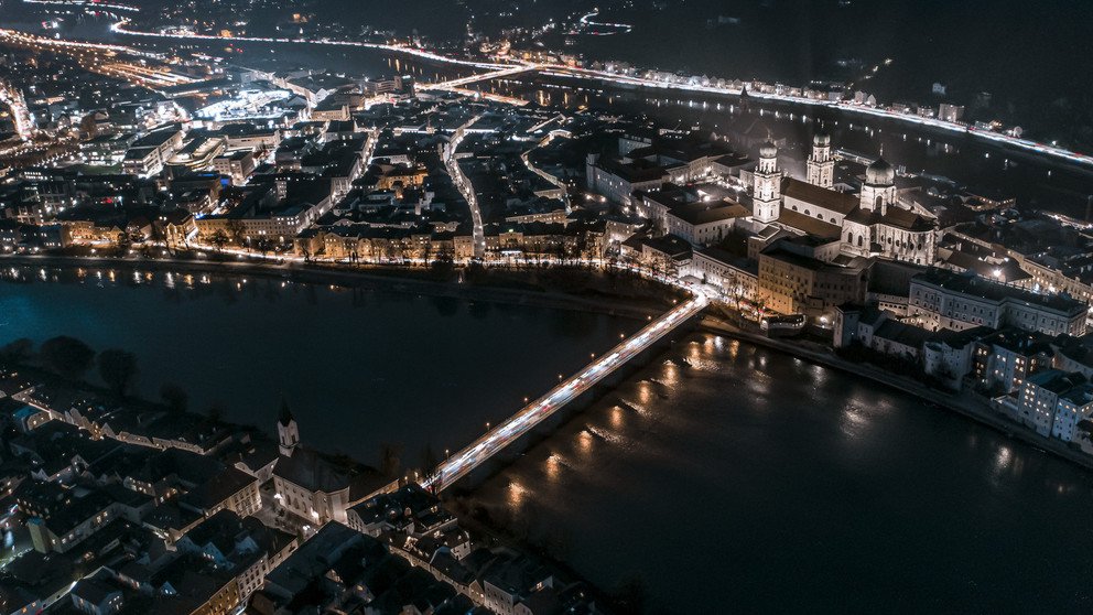 Luftbild der Altstadt von Passau mit der Marienbr&uuml;cke im Vordergrund