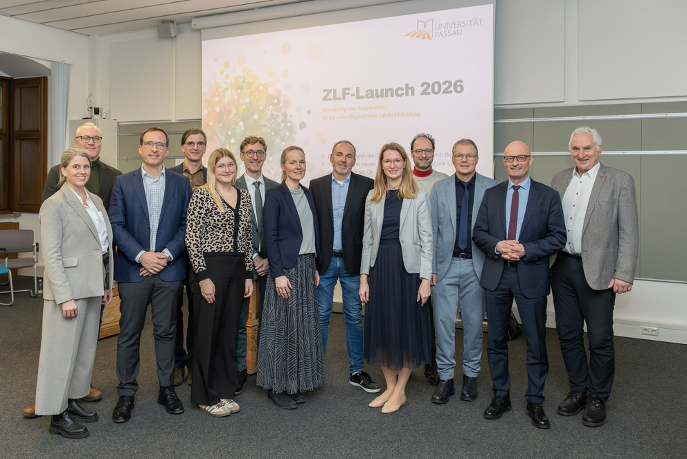 Von links: Barbara Tasch (k&uuml;nftige Kanzlerin), Matthias Fuchs (ZLF-Gesch&auml;ftsf&uuml;hrung), Prof. Dr. Jan  H. Schumann (k&uuml;nftiger Pr&auml;sident), Prof. Dr. Markus Pissarek (ZLF-Vorstand), Nina Ziegleder (ZLF-Vorst&auml;ndin, LASR), Prof. Dr. Andreas Eberth (ZLF-Vorstand), Prof. Dr. Inken Heldt (ZLF-Vorst&auml;ndin),  Gerhard Hopf (ZLF-Vorstand), Anneliese Fraser (ZLF-Gesch&auml;ftsf&uuml;hrung), Prof. Dr. Harald Kosch  (Ansprechpartner Handlungsfeld Bildungstechnologien, Vizepr&auml;sident), Peter Brendel  (Ministerialbeauftragter f&uuml;r die Gymnasien in Niederbayern), Ralf Reiner (Regierung von  Niederbayern), Prof. Dr. Ulrich Bartosch (Pr&auml;sident). Foto: Florian Stelzer
