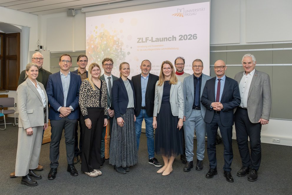 Von links: Barbara Tasch (k&uuml;nftige Kanzlerin), Matthias Fuchs (ZLF-Gesch&auml;ftsf&uuml;hrung), Prof. Dr. Jan  H. Schumann (k&uuml;nftiger Pr&auml;sident), Prof. Dr. Markus Pissarek (ZLF-Vorstand), Nina Ziegleder (ZLF-Vorst&auml;ndin, LASR), Prof. Dr. Andreas Eberth (ZLF-Vorstand), Prof. Dr. Inken Heldt (ZLF-Vorst&auml;ndin),  Gerhard Hopf (ZLF-Vorstand), Anneliese Fraser (ZLF-Gesch&auml;ftsf&uuml;hrung), Prof. Dr. Harald Kosch  (Ansprechpartner Handlungsfeld Bildungstechnologien, Vizepr&auml;sident), Peter Brendel  (Ministerialbeauftragter f&uuml;r die Gymnasien in Niederbayern), Ralf Reiner (Regierung von  Niederbayern), Prof. Dr. Ulrich Bartosch (Pr&auml;sident). Foto: Florian Stelzer