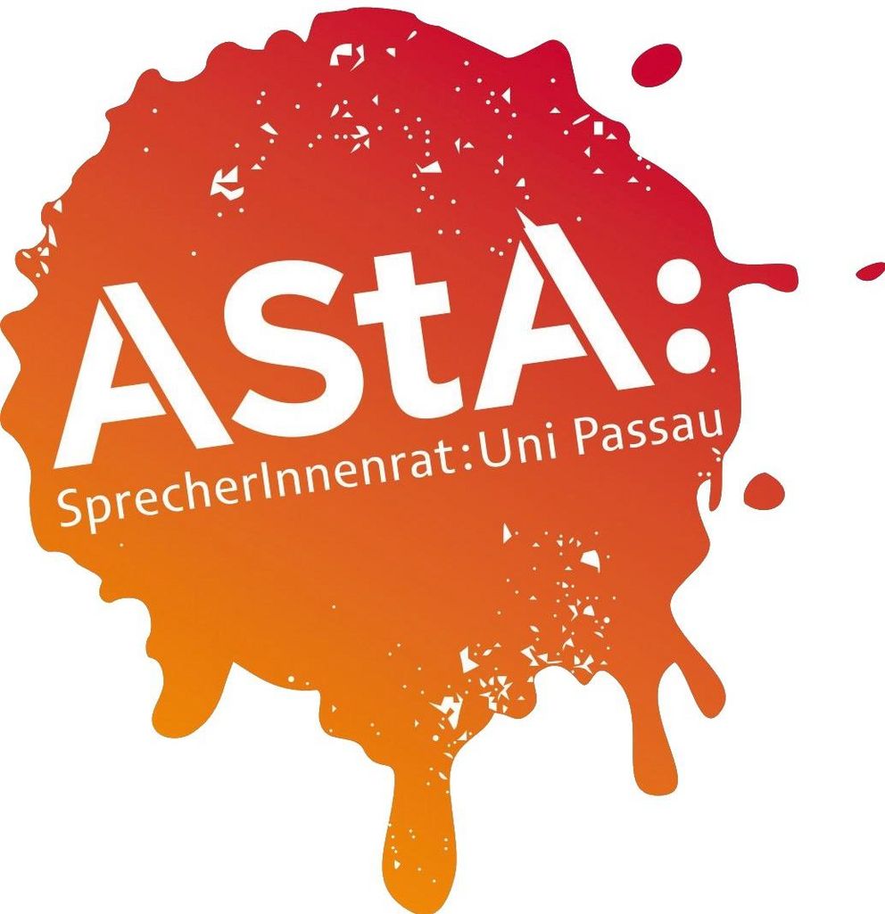 Auf einem orangenem Farbklecks ist in weißer Schrift AStA/ SprecherInnen Rat: Uni Passau geschrieben