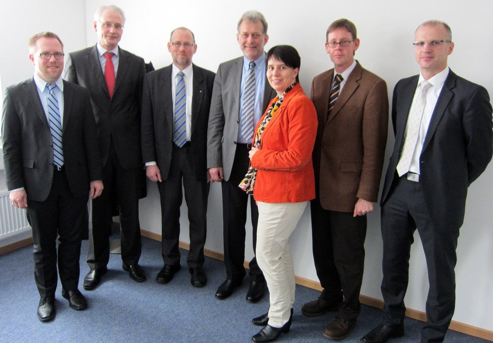 Das Bild zeigt v.l.: Prof. Dr. Holger Timinger, Prof. Dr. Karl Stoffel, Prof. Dr. Peter Sperber, Prof. Dr. Burkhard Freitag, Dr. Andrea B&ouml;r, Prof. Dr. Klaus Menrad und Dr. Norbert Fr&ouml;hlich. Foto: Universit&auml;t Passau