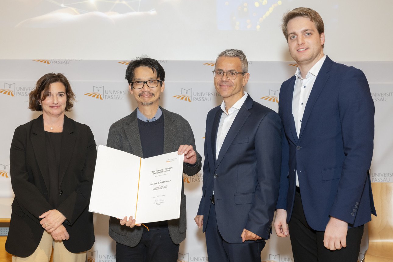 v.l.n.r. Vizepr&auml;sidentin Prof. Dr. Bettina Noltenius, Dr. Chalit Durongphan, Michael Gruber (Vorstandsvorsitzender der Sparda-Bank Ostbayern eG), Stephan Brandler (Leiter der Sparda-Bank-Filiale Passau beide Sparda-Bank Ostbayern)