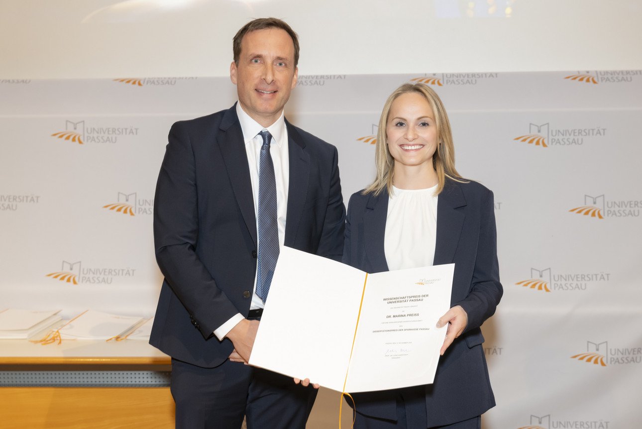 v.l.n.r. Vizepr&auml;sident Prof. Dr. Jan Schumann, Dr. Marina Prei&szlig;