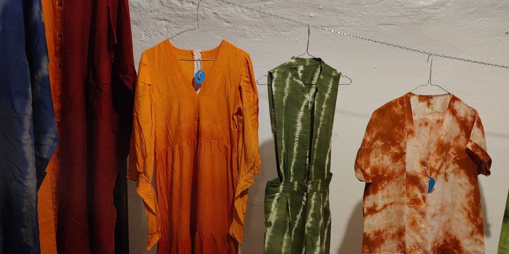 Kleider h&auml;ngend nebeneinander auf einer Leine