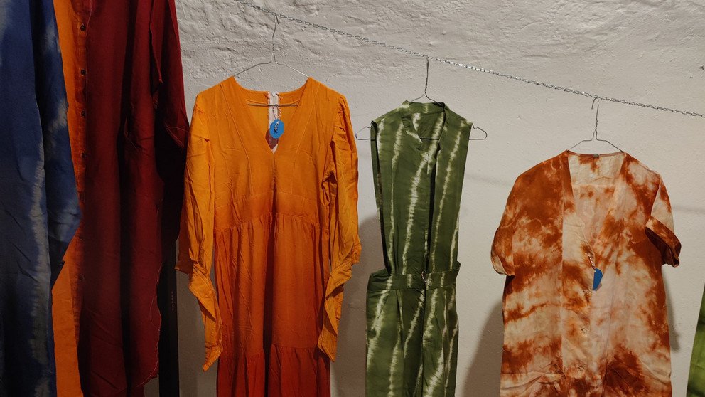 Kleider h&auml;ngend nebeneinander auf einer Leine