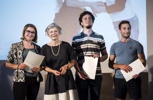 Präsidentin Prof. Dr. Carola Jungwirth mit der Siegerin und den Siegern des Science Slams