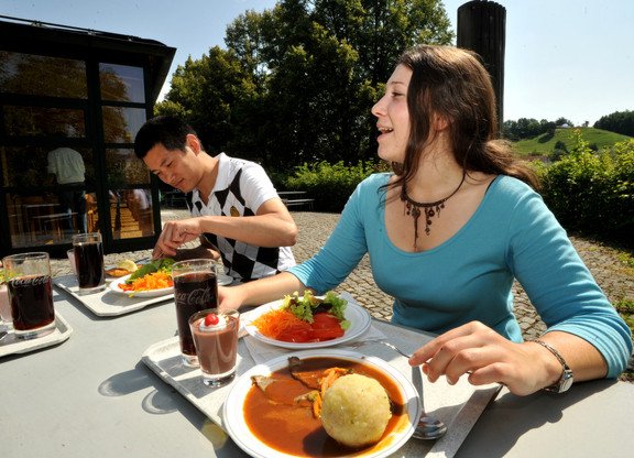 Mittagessen auf der Mensaterasse
