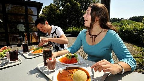 Mittagessen auf der Mensaterasse