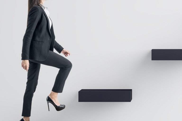 eine Frau luft eine Treppe hoch