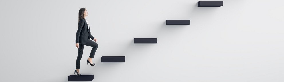 eine Frau läuft eine Treppe hoch