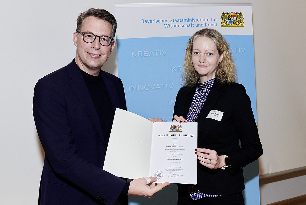 Wissenschaftsminister Markus Blume verleiht den „Preis für gute Lehre“ an Prof. Dr. Vanessa Flagmeier; Foto: StMWK/Thomas Riese