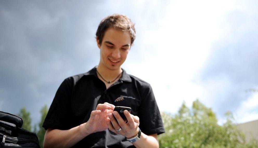 Student mit Smartphone