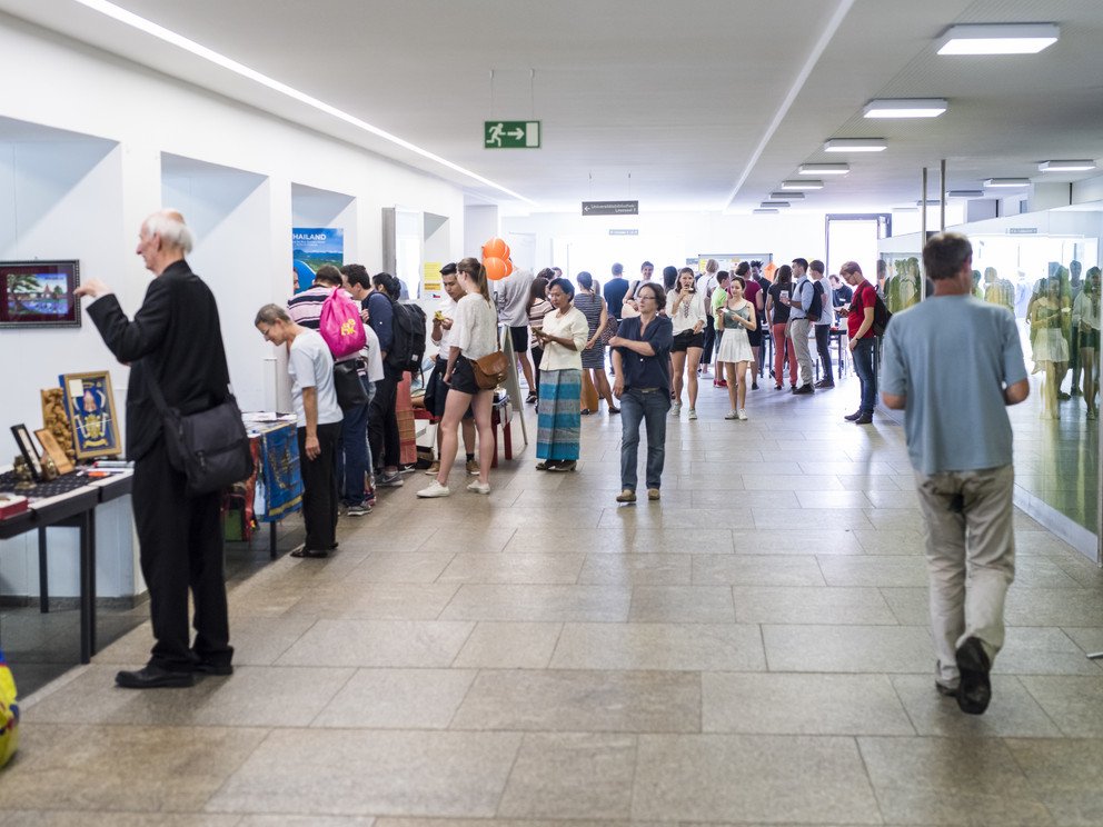 Viel Betrieb im Foyer des Nikolaklosters