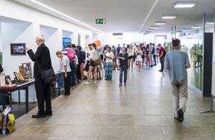 Viel Betrieb im Foyer des Nikolaklosters